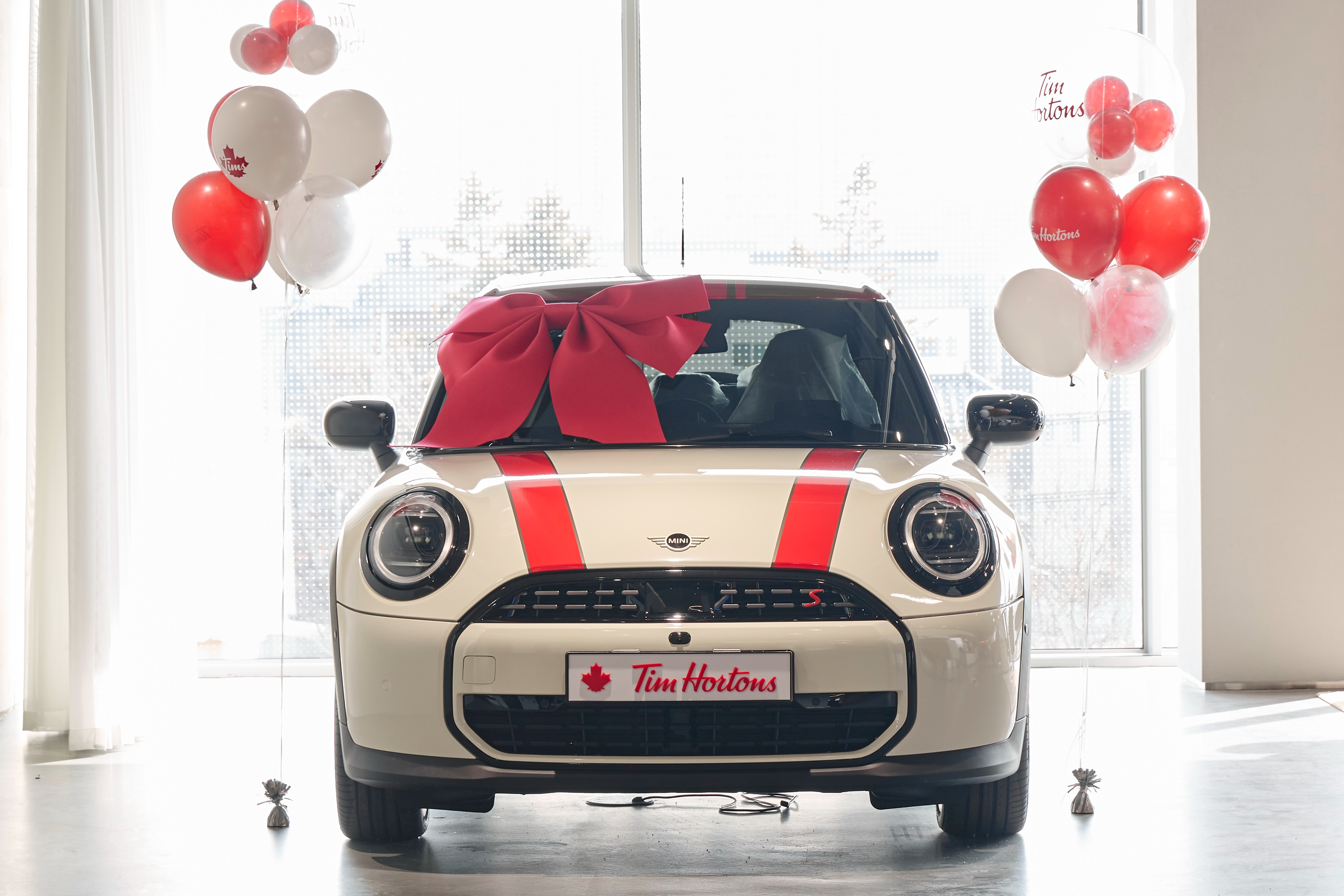롤업투윈 캠페인 1등 경품인 BMW 뉴 미니 쿠퍼 S-5도어는 팀홀튼의 상징적인 레드와 도넛에서 영감을 받은 크림 색상으로 래핑되어 브랜드의 감성을 담아냈다.
