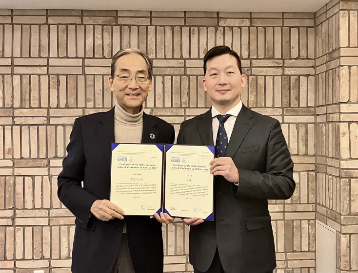▲(왼쪽부터) 한솥 이영덕 회장, UN SDGs협회 김정훈 대표 (이미지 제공=한솥)
