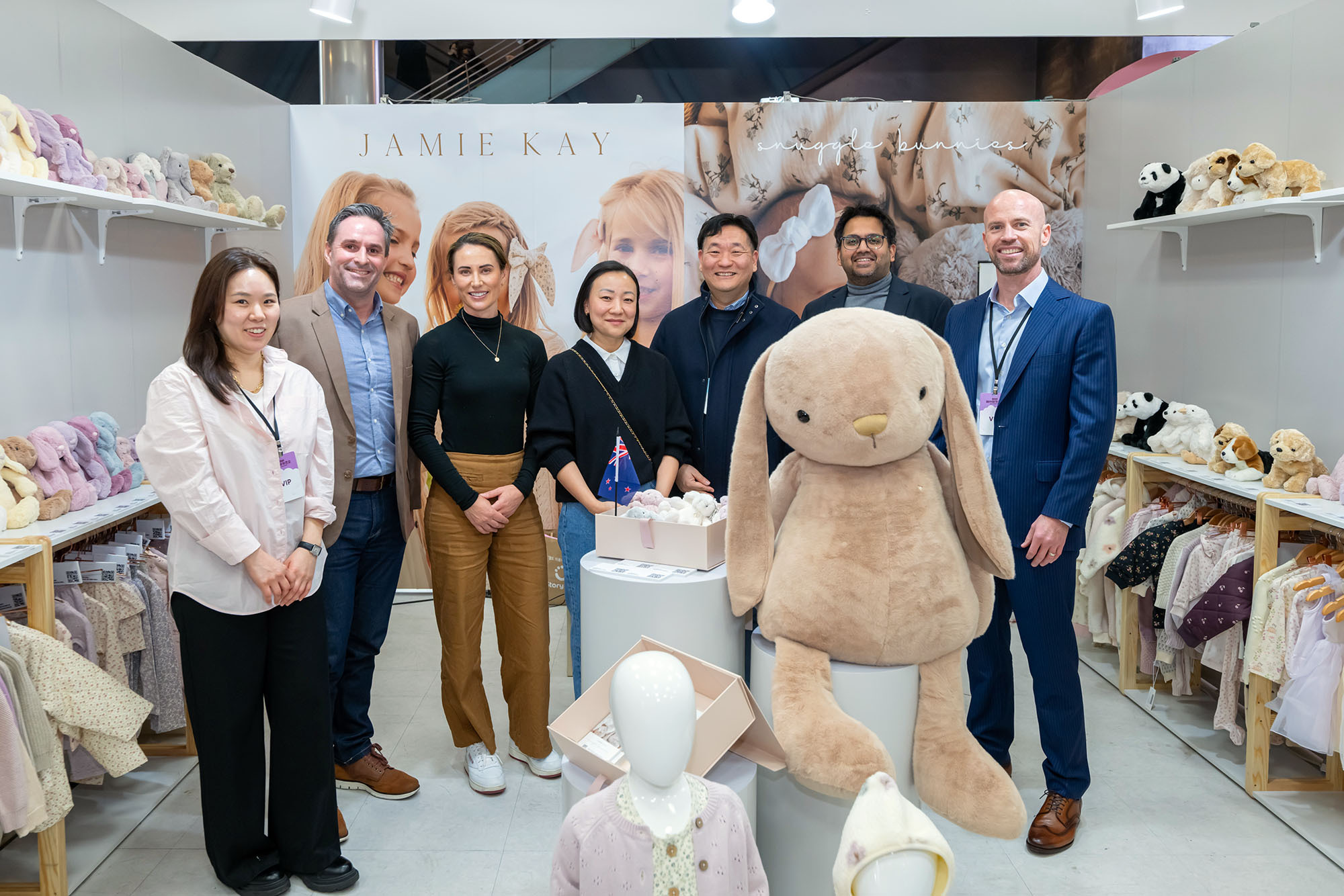 제이미케이 부스에 방문한 변유정 뉴질랜드무역청 사업 개발 매니저와 리차즈 던쉬트 뉴질랜드무역청장(왼쪽부터)이 쿠팡  직원 및 브랜드 관계자와 사진 촬영을 하고 있다.