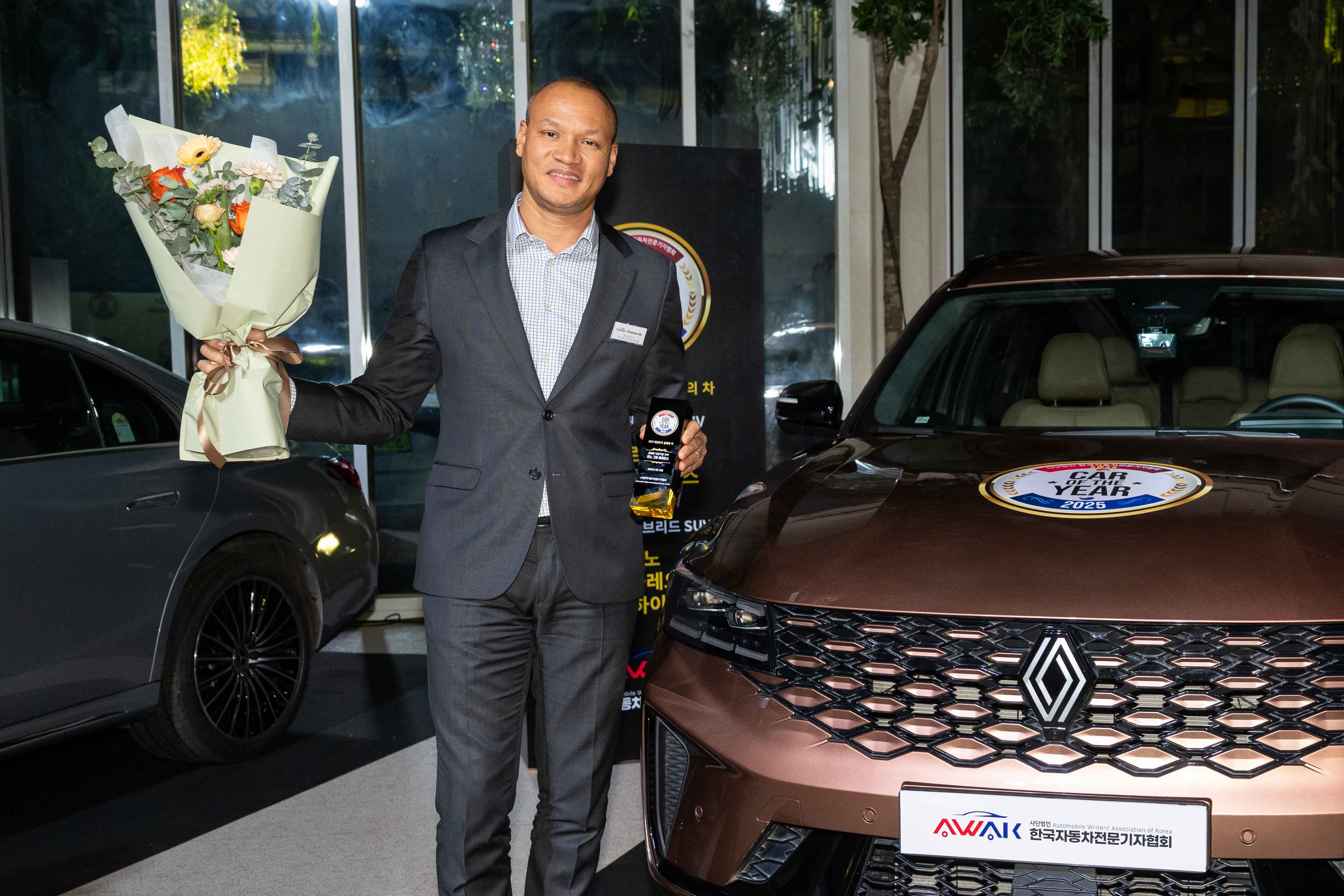 르노코리아 이디에스 코쿠비(Idiesse Kokuvi) 프로젝트 총괄 본부장이 2025 대한민국 올해의 차 시상식에서 기념사진을 촬영하고 있다.