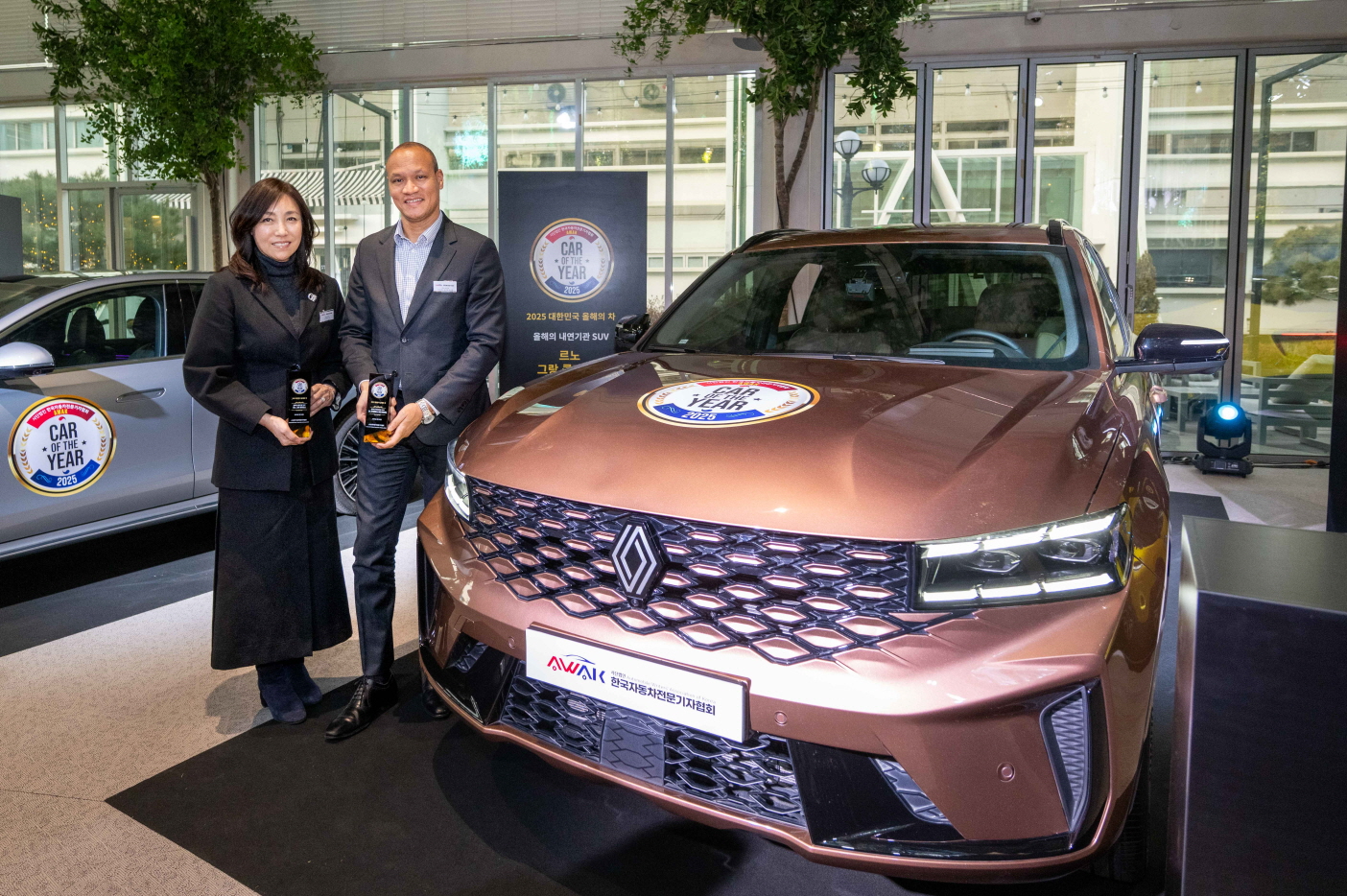 르노코리아 상희정 경영전략본부장(좌측), 이디에스 코쿠비(Idiesse Kokuvi) 프로젝트 총괄 본부장