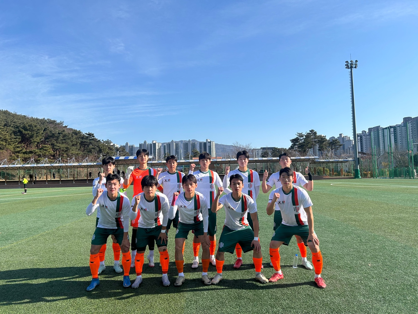 부산MBC 전국 고등축구대회 예선 2차전을 앞두고 HR축구센터(감독 함철권)가 상지대관령고와의 경기에서 승리를 다짐하고 있다./사진=HR그룹 미디어팀