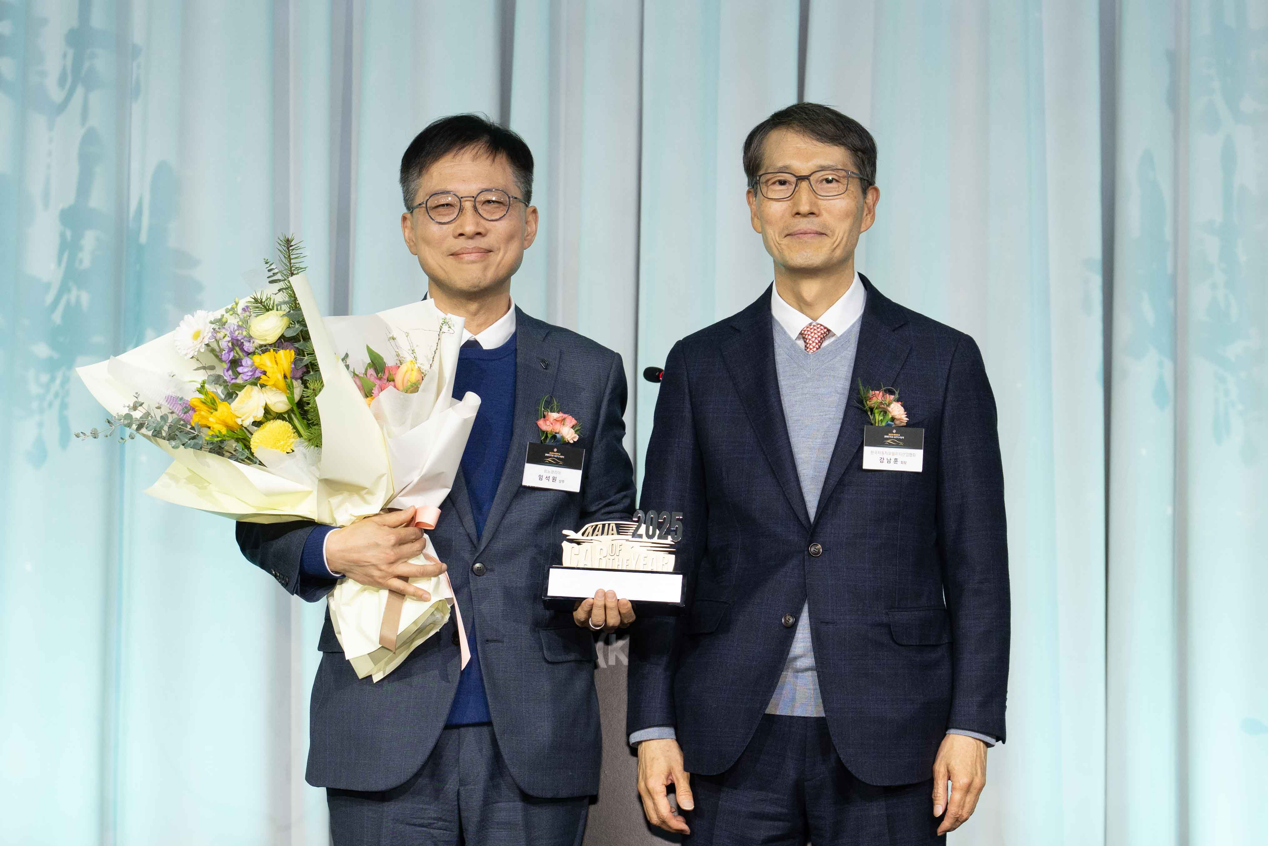 르노코리아 임석원 디렉터(좌측)가 20일 열린 2025 대한민국 올해의 차(K-COTY) 시상식에서 한국자동차모빌리티산업협회 강남훈 회장과 기념사진을 촬영하고 있다.