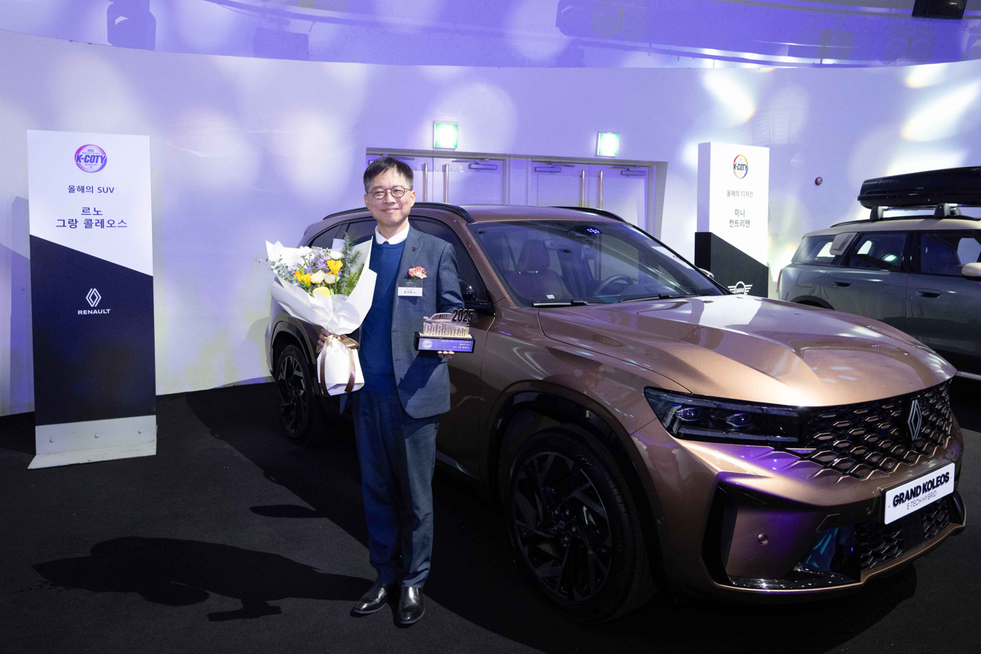 르노코리아 임석원 디렉터가 20일 열린 2025 대한민국 올해의 차(K-COTY) 시상식에서 기념사진을 촬영하고 있다.