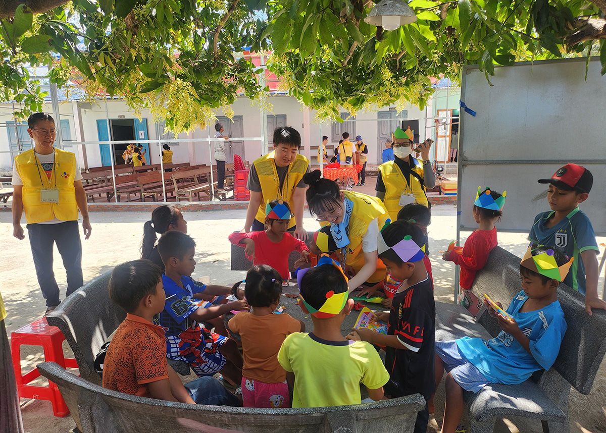 CJ그룹이 베트남 닌투언성 땀응마을을 찾아 의료봉사를 한 가운데 CJ제일제당 직원을 비롯한 자원봉사자들이 진료 대기 중인 어린이들을 돌보고 있다.