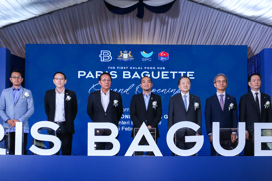 ▲ 허영인 SPC그룹 회장(오른쪽 세번째), 허진수 SPC그룹 사장(오른쪽 첫번째) 등이 말레이시아 조호르바루 할랄인증 제빵공장 완공식에 참석해 기념촬영을 하고 있다. (사진=파리바게뜨)