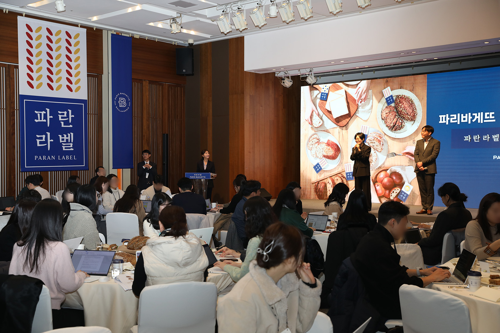 파리바게뜨 건강빵 브랜드 ‘파란라벨(PARAN LABEL)’ 론칭 미디어 행사에서 발표하는 파리바게뜨 마케팅본부장 김연정 상무와 SPC 식품생명공학연구소 심상민 부소장