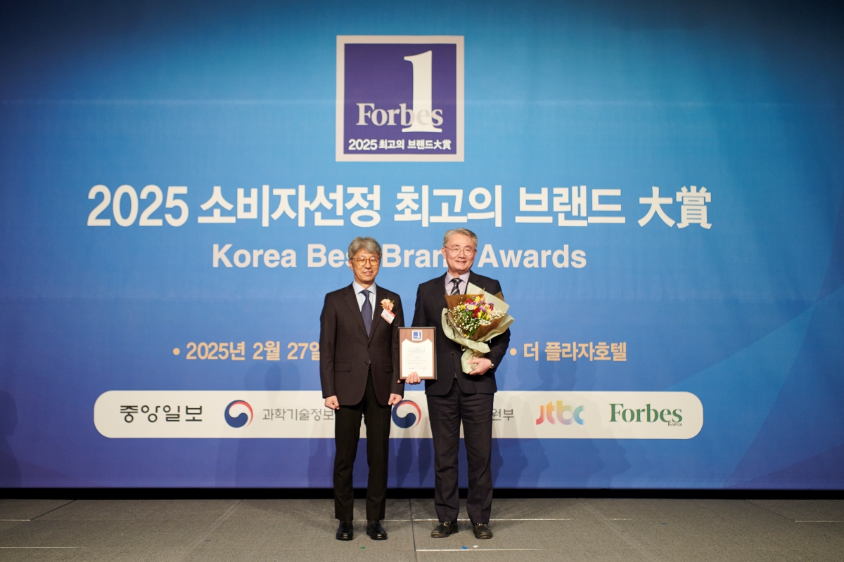 <이미지=쿠쿠가 2025 소비자선정 최고의 브랜드 대상에서 4개 부문 대상을 수상했다>