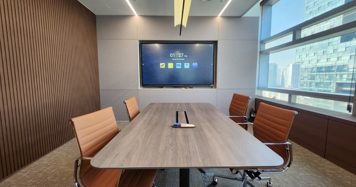 법무법인 동인에서 사용 중인 현대아이티 전자칠판 사진