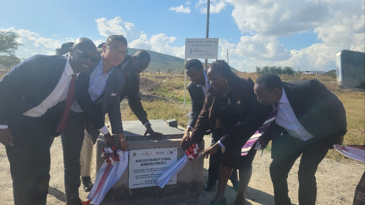 케냐의 KAIST 캠퍼스 주변 마을에  우물을 완공하고 관계자들이 확인하는 모습.