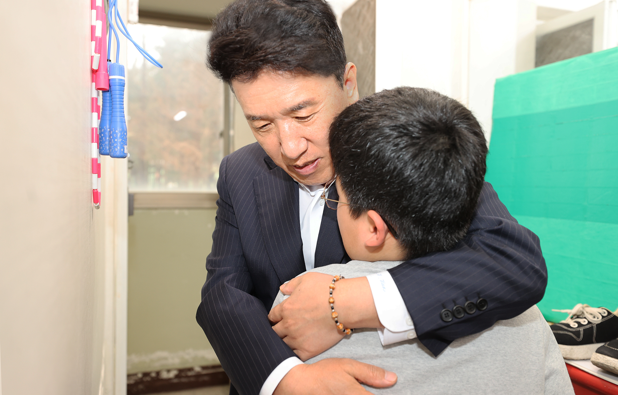 함영주 회장은 지난 12일 수도권 소재 가족돌봄아동 가정에 방문해 정성껏 준비한 도시락과 행복상자를 전달한 후 아동과 함께 따뜻한 포옹을 나누고 있다.