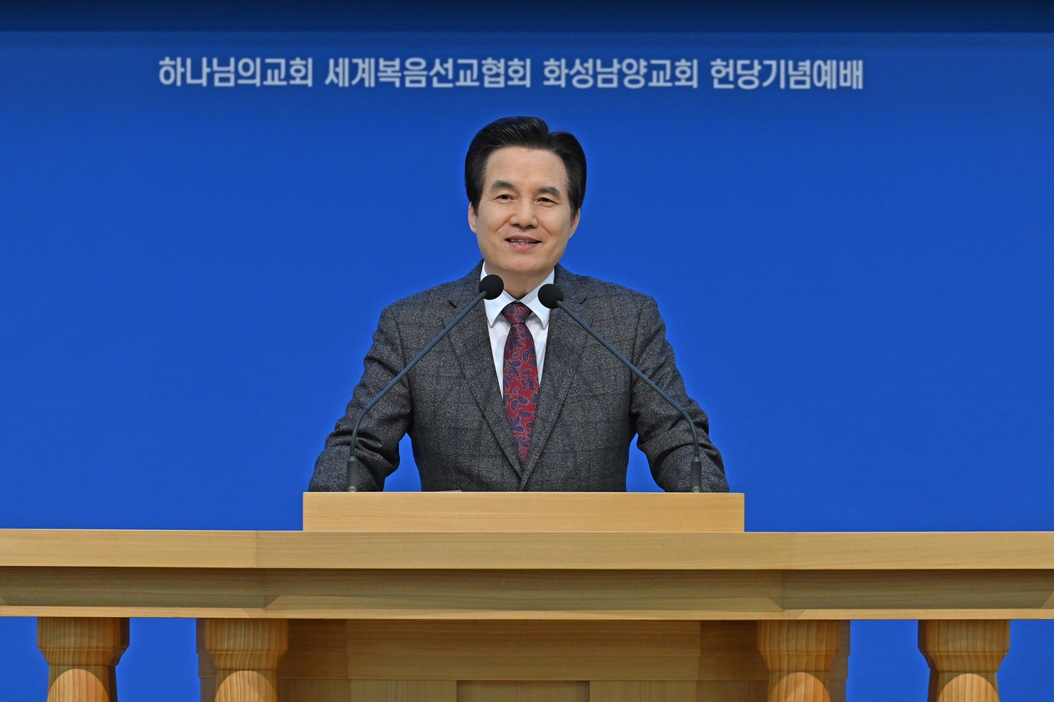 하나님의 교회 총회장 김주철 목사가 기념예배에서 헌당식을 축하하며 기념예배 설교를 하고 있다.