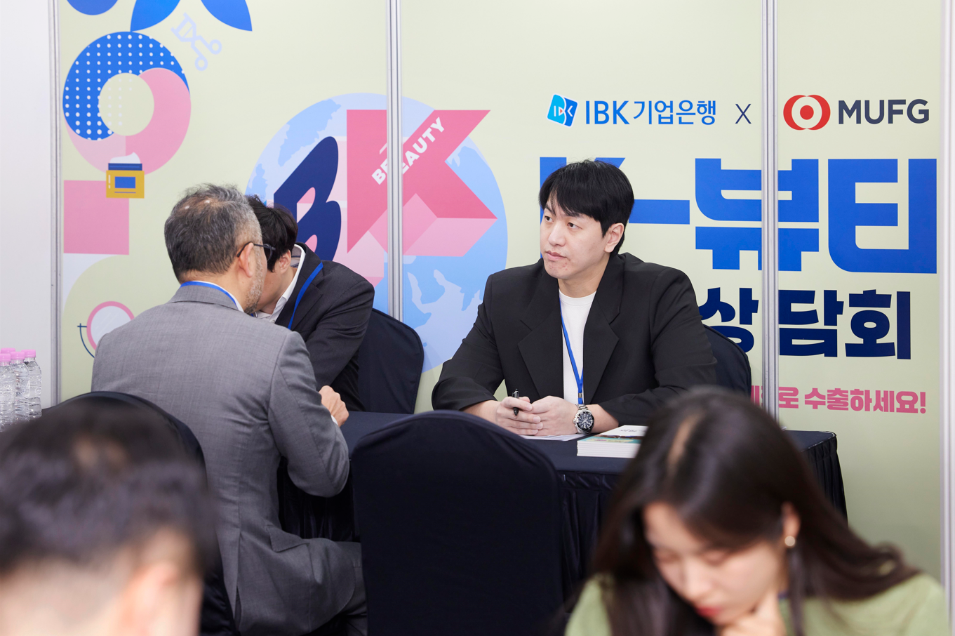 지난 17일 서울 중구 IBK파이낸스타워에서 열린 K-뷰티 수출상담회에서 수출 중소기업 관계자가 상담을 받고 있는 모습