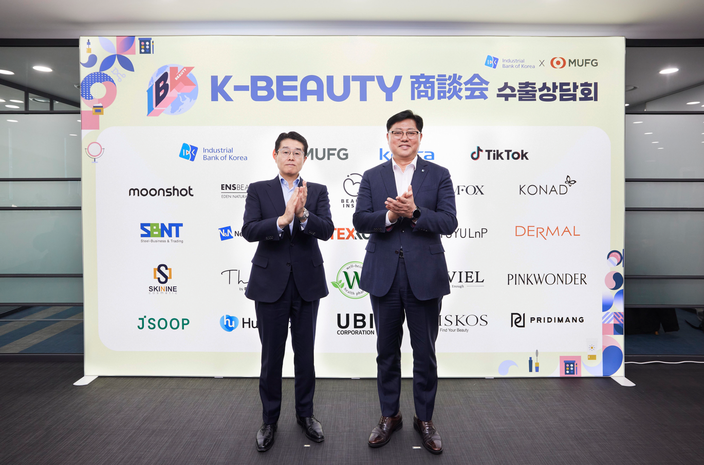 지난 17일 서울 중구 IBK파이낸스타워에서 열린 K-뷰티 수출상담회에서 이건홍 IBK기업은행 기업고객그룹 부행장(오른쪽)과 나카무라 신키치 MUFG은행 서울지점장(왼쪽)이 기념촬영을 하고 있는 모습