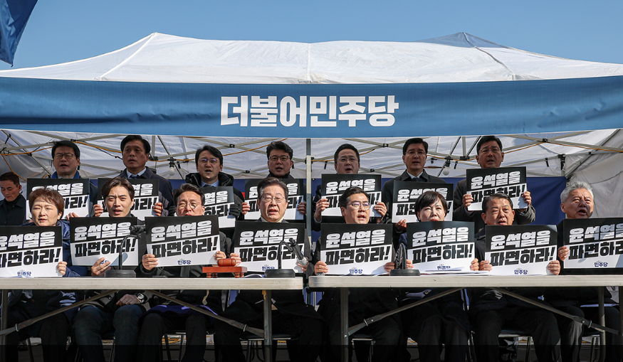 사진: 더불어민주당 장외 최고위원회의 모습