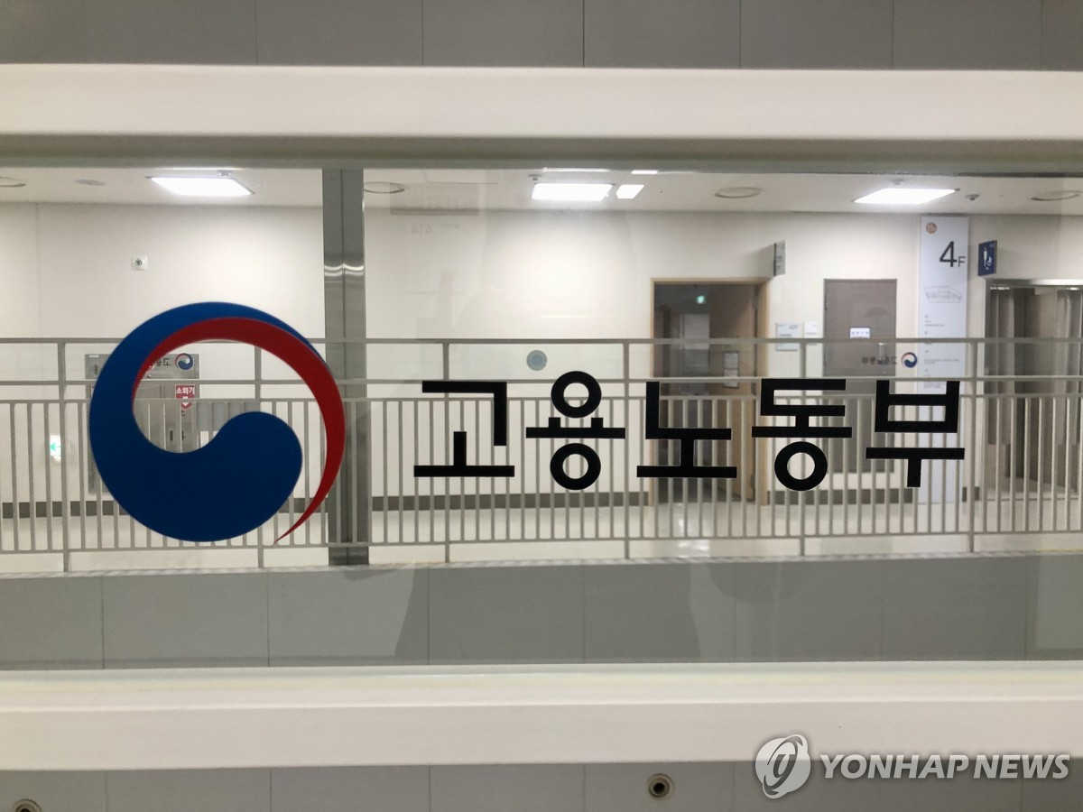 고용노동부는 기금형 퇴직연금 제도 도입을 위한 법안을 올 하반기에 발의한다는 목표 아래, 21일 첫 자문단 회의를 가졌다.