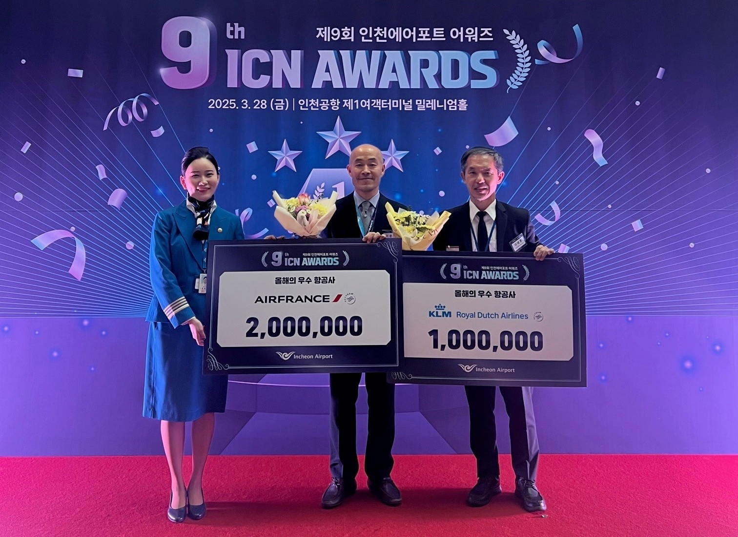 ▲ 지난 28일 인천공항에서 열린 제9회 '인천에어포트 어워즈'에서 이광우 에어프랑스-KLM 인천국제공항 지점장(가운데)과 이태훈 에어프랑스-KLM 인천국제공항 부장(오른쪽)이 직원과 기념촬영을 하고 있다.