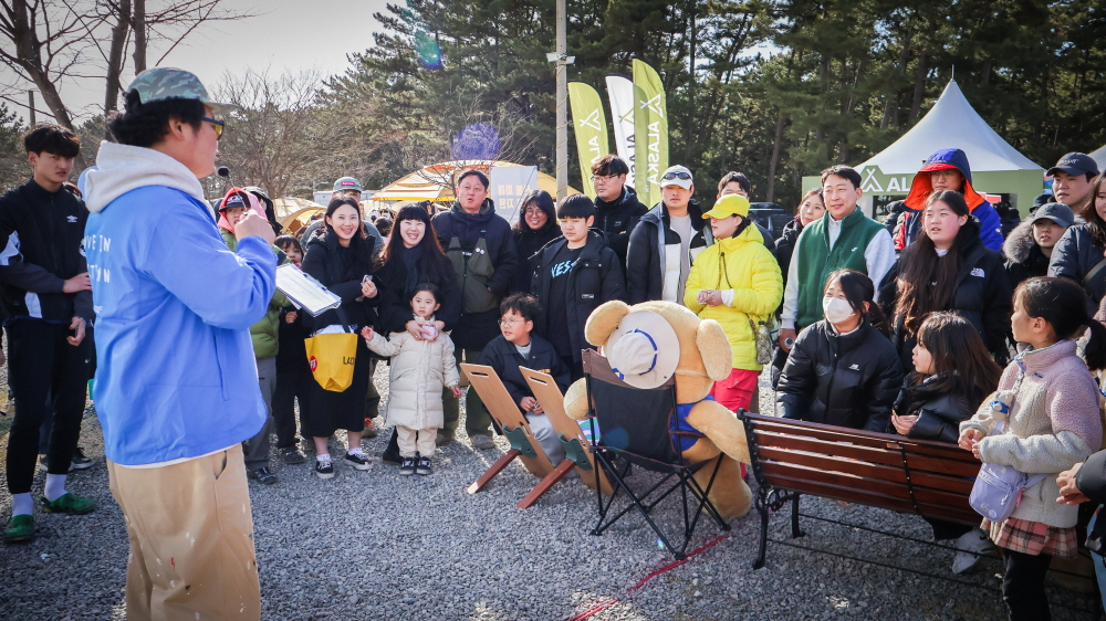 사진 : 윤택 홀트아동복지회 홍보대사가 고아웃캠프 현장에서 캠퍼들에게 나눔과 봉사의 의미를 전하고 있다.