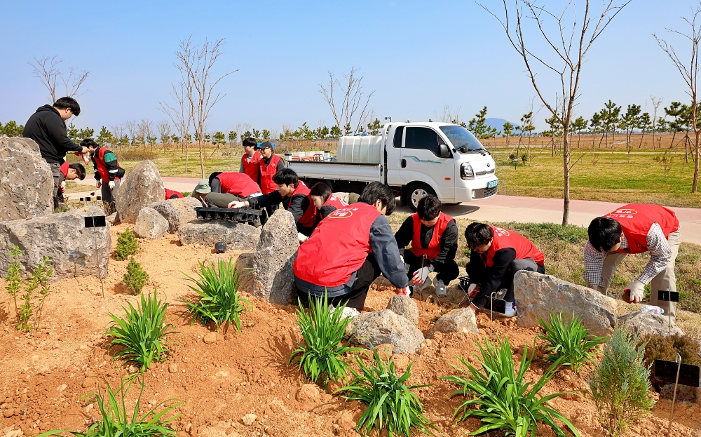 하림, 새만금환경생태단지 자생식물 식재 활동 펼쳐