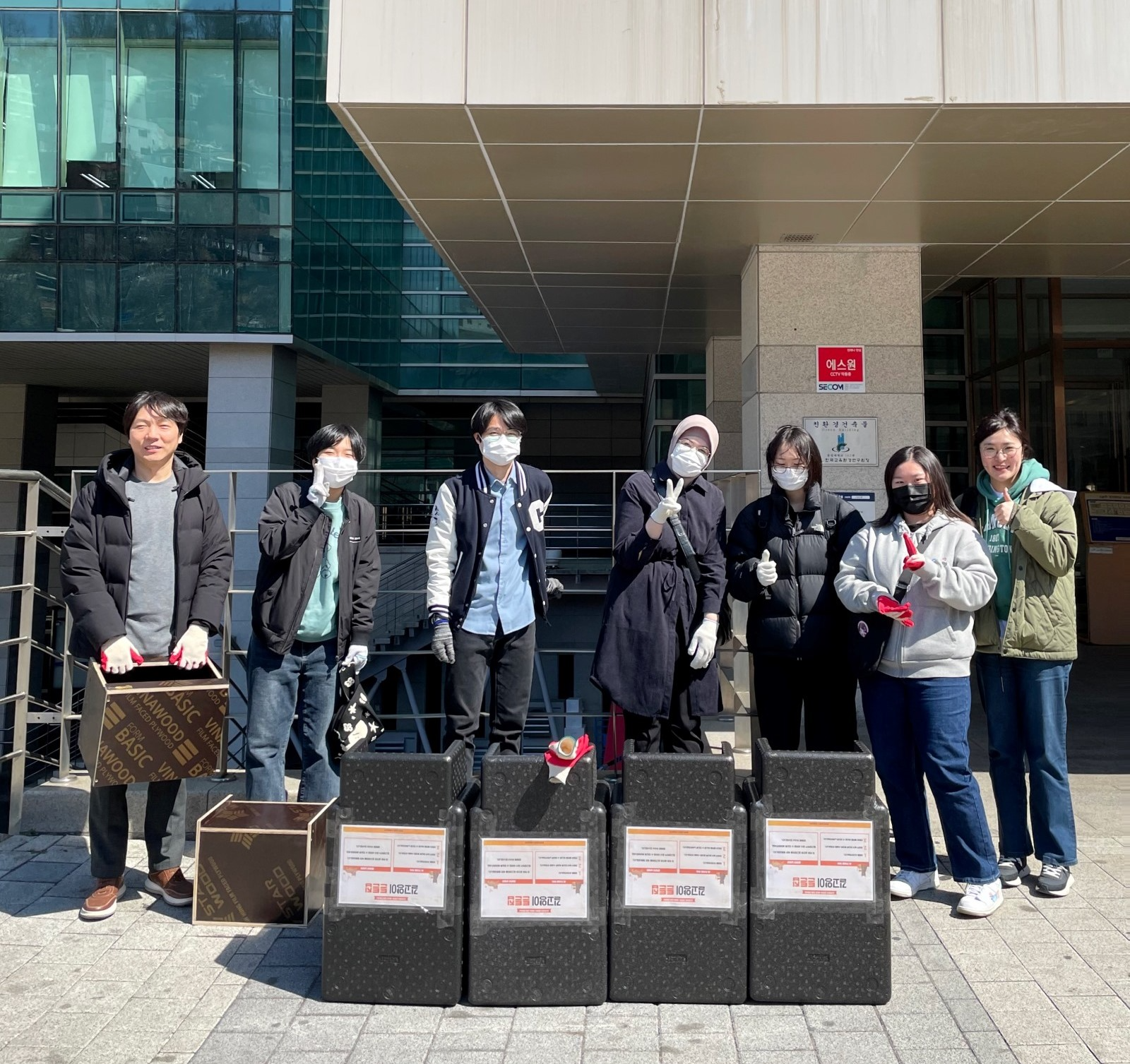 네츄럴코어는 지난 28일(금) 중앙대학교에 방문해 냥침반 학생들과 함께 길고양이 배식소 4곳을 정비하고 신규 배식소로 교체하는 봉사활동을 진행했다.