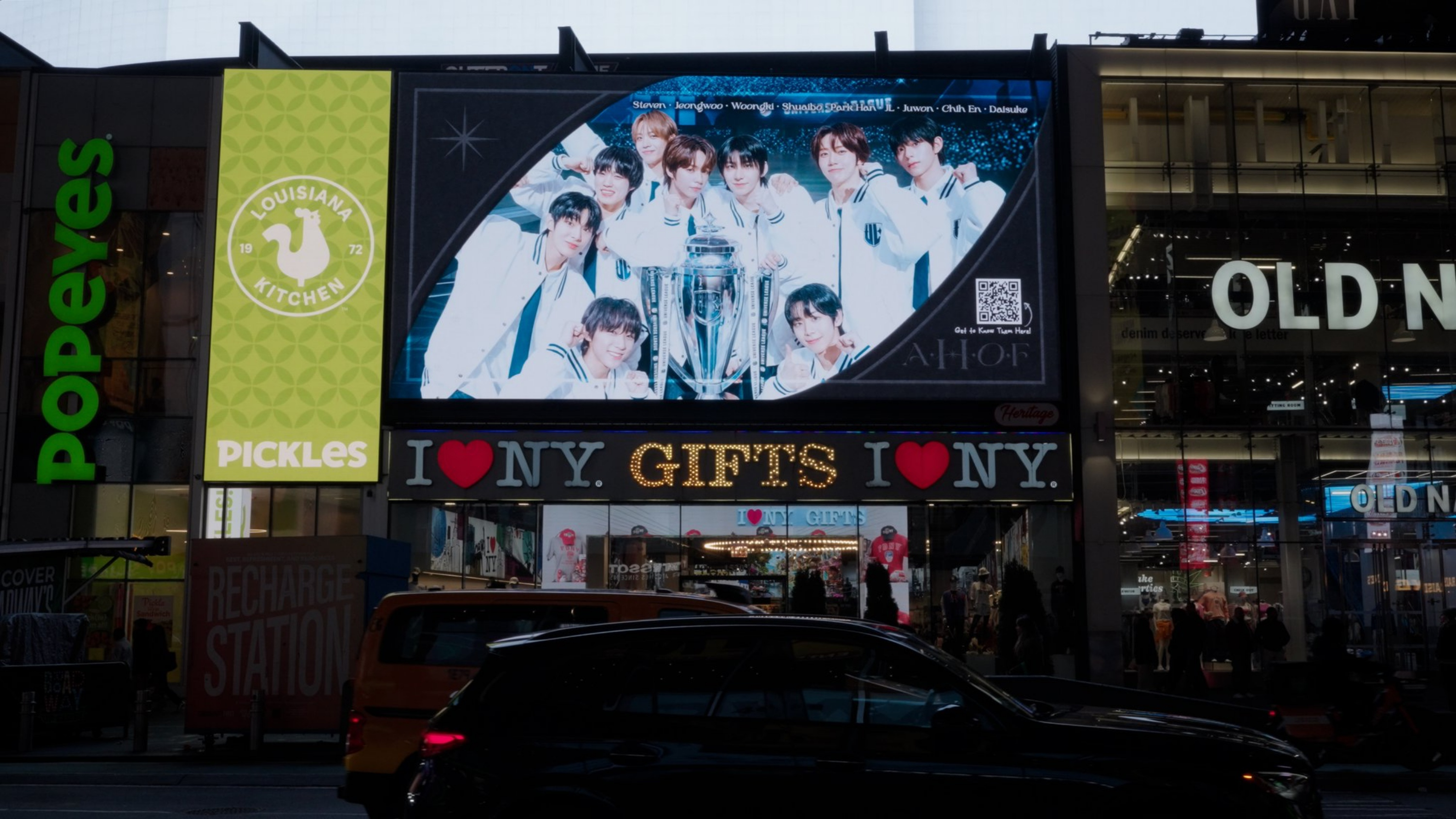 아홉(AHOF), 美 타임스퀘어 거리 빛낸 인기…데뷔 전부터 심상치 않은 기세