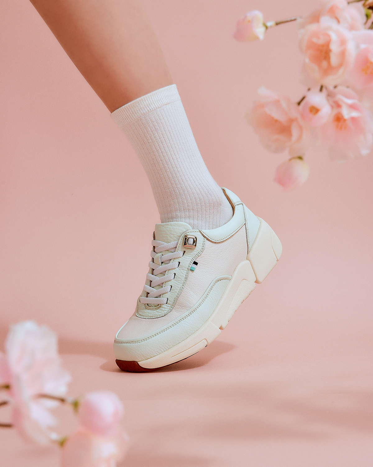 형지에스콰이아, 봄철 나들이에 제격인 영에이지 여성 경량 스니커즈 출시