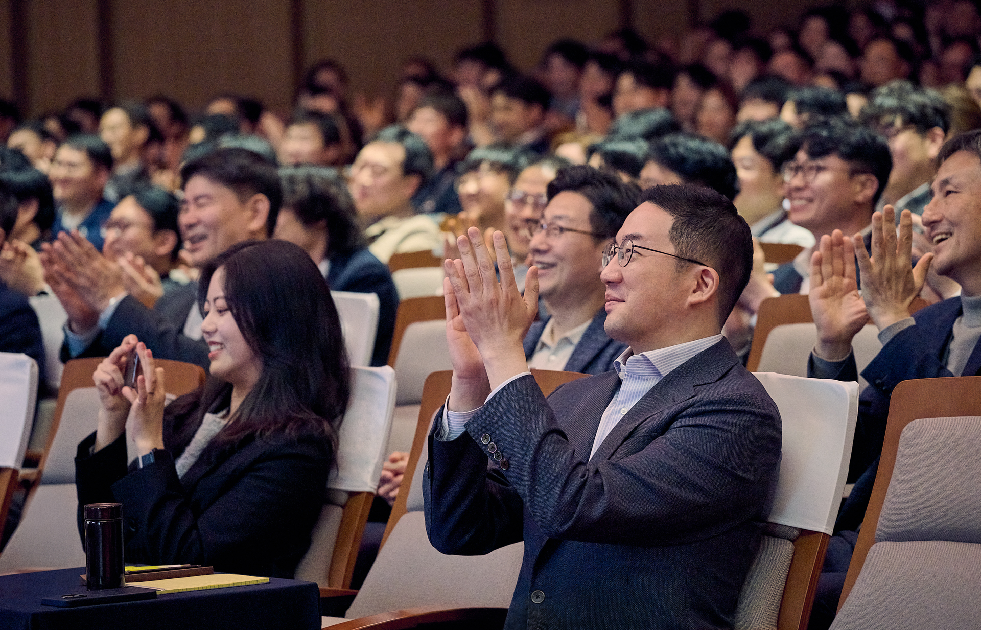 9일 경기도 이천 LG인화원에서 열린 LG 어워즈에서 구광모 (주)LG 대표가 수상팀을 축하하며 격려하고 있다