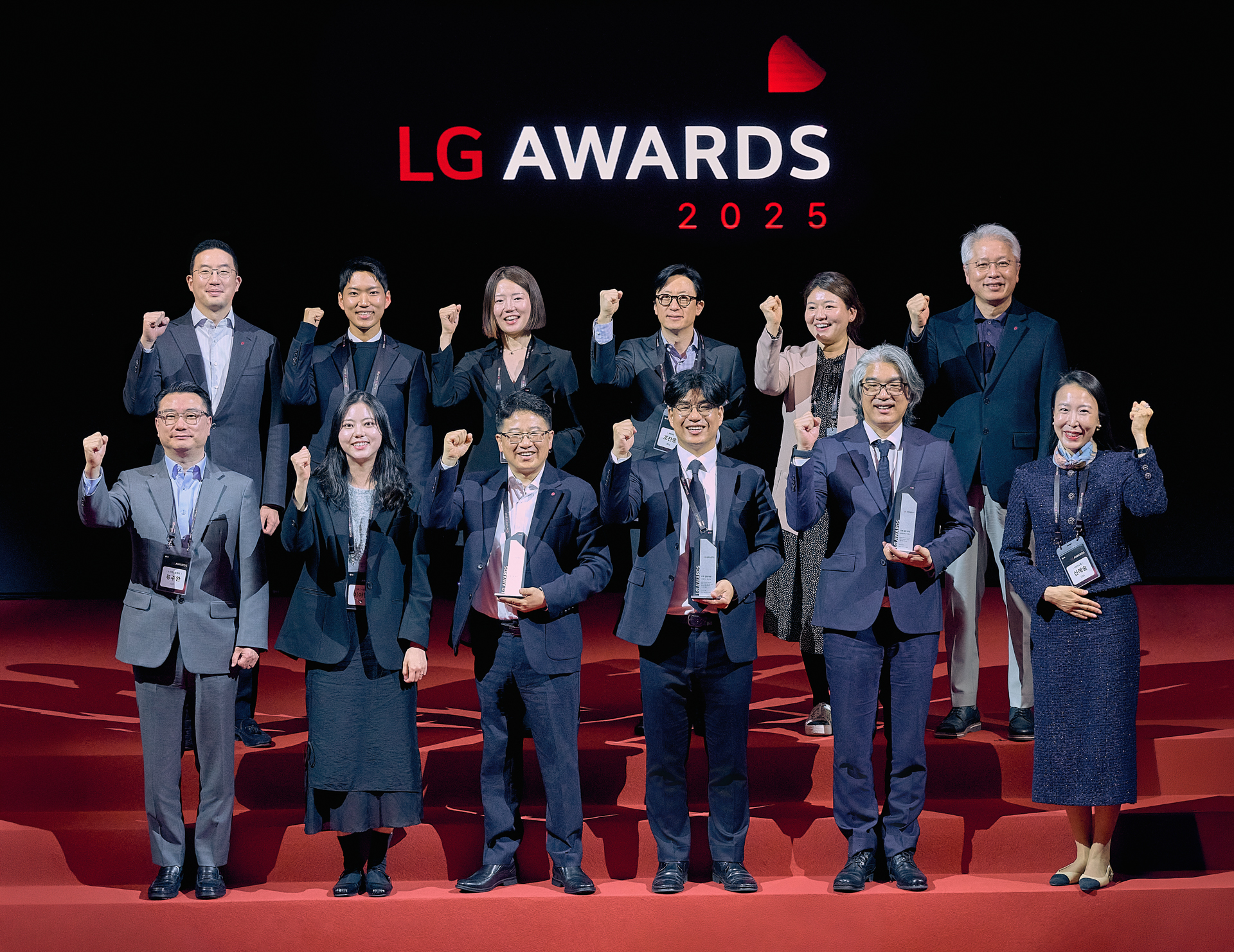 9일 경기도 이천 LG인화원에서 열린 LG 어워즈에서 구광모 (주)LG 대표(뒷줄 왼쪽 첫번째)가 고객 대표, 수상자들과 기념 촬영을 하고 있다