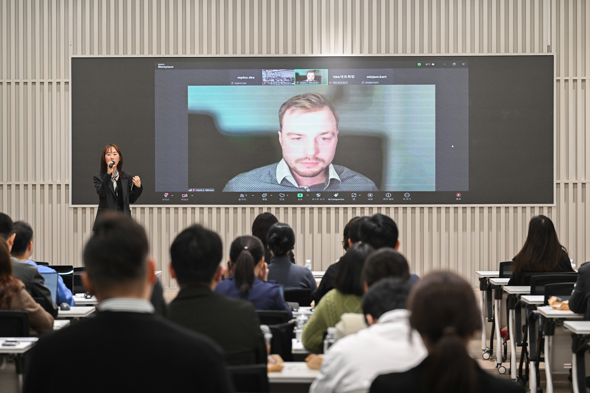 ‘EU 진출 세미나’에서 마크 에밀 탈리베레 탈린시청 혁신 전문가가 ‘글로벌 테스트베드(PoC) 지원사업 안내’를 주제로 발표를 하고 있다.