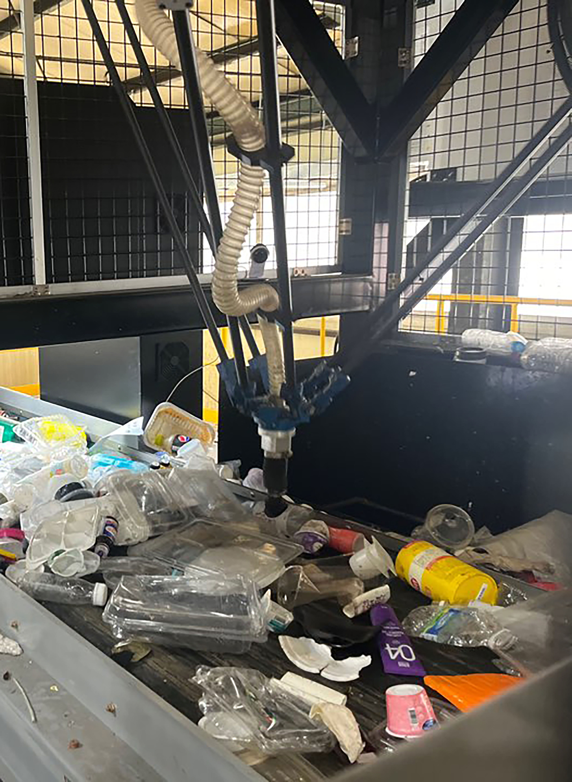 재활용선별장에 설치된 인공지능 기반 자원 선별 로봇