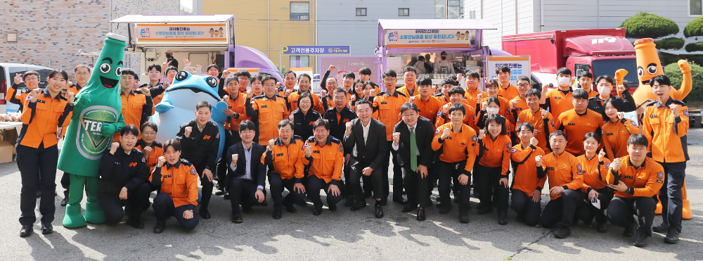 지난 16일 하이트진로는 전남 목포소방서에서 감사의 간식차 행사를 진행했다.