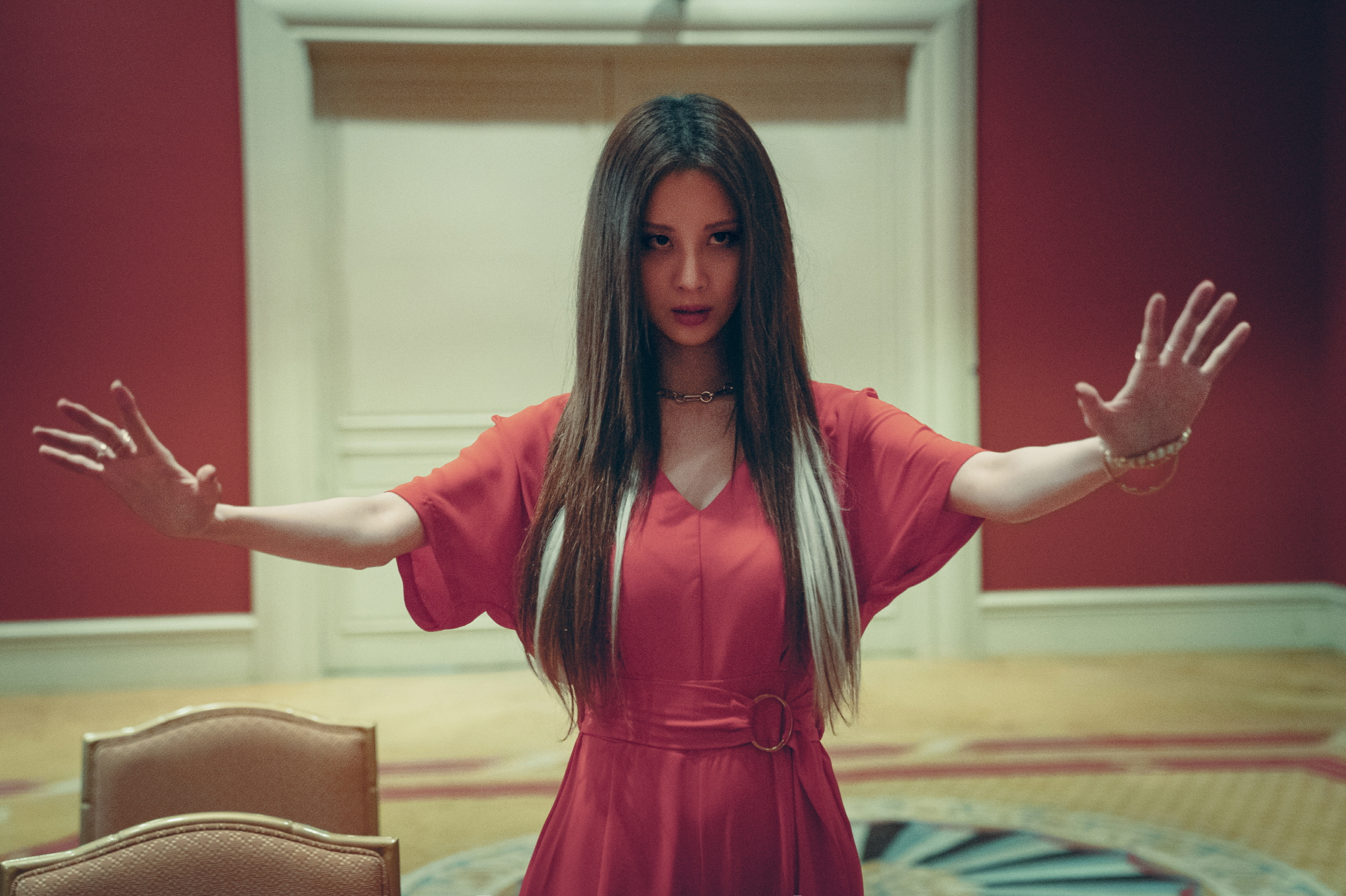 ‘거룩한 밤: 데몬 헌터스’ 퇴마사 서현의 화려하고 신비로운 스타일링 공개