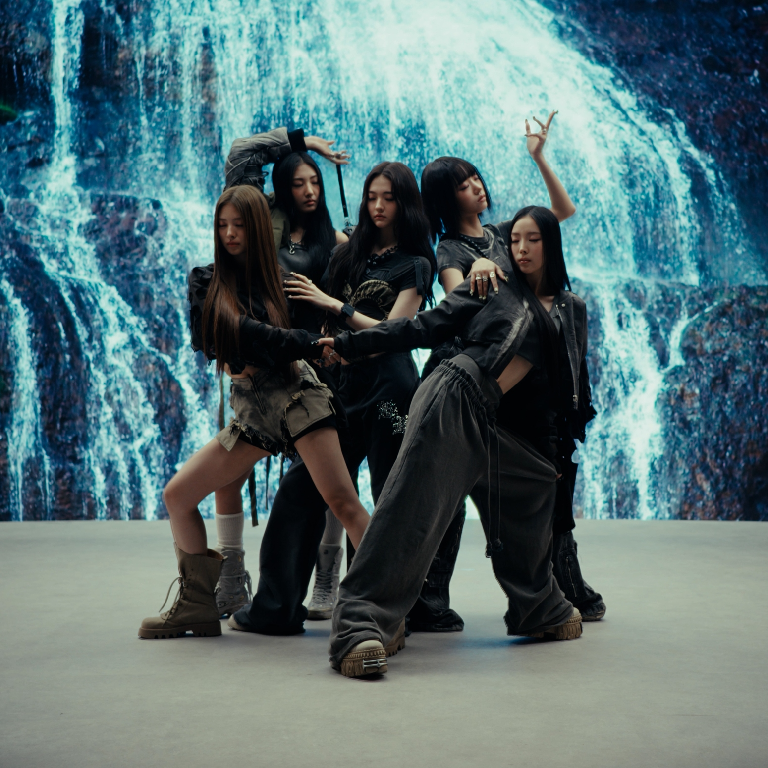 MEOVV(미야오), 티징 비디오 공개…시선 훔치는 오묘한 콘셉트