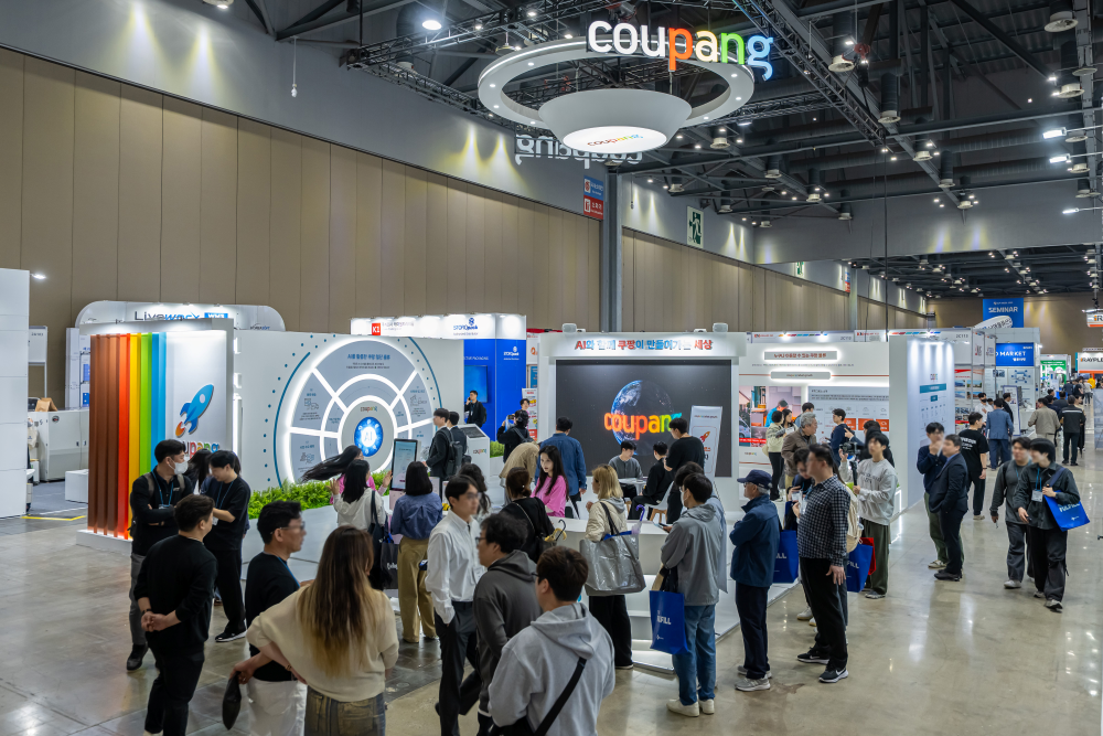오는 25일까지 일산 킨텍스 제1전시장에서 진행되는 2025 물류산업대전에 참가한 관람객들이 쿠팡 부스를 둘러보고 있다