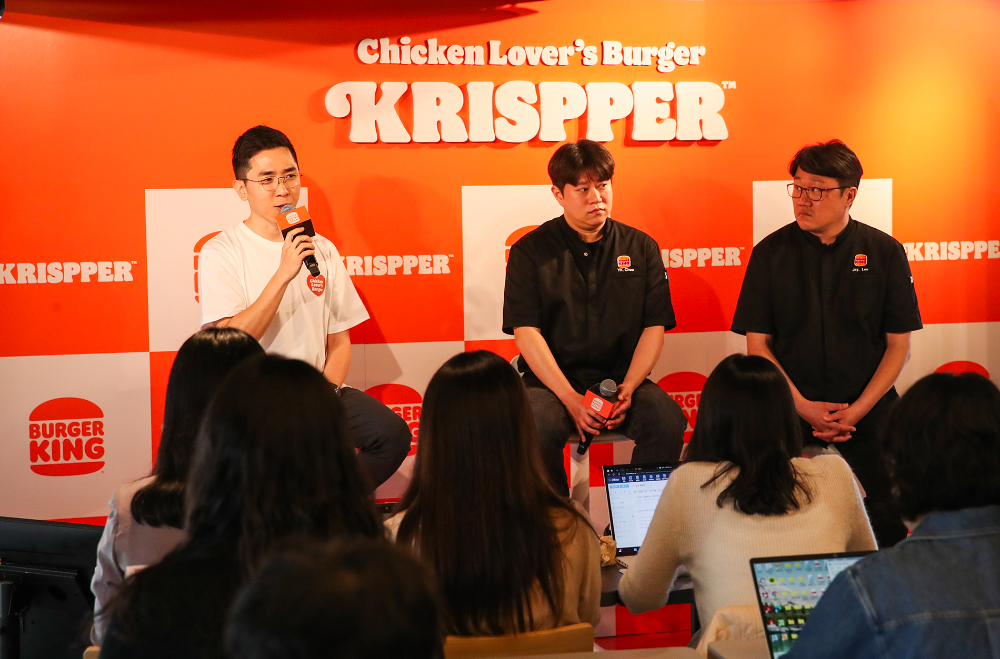 버거킹 마케팅본부 이성하 CMO와 제품개발팀 추연경 과장, 이성재 팀장(좌측부터)이 미디어의 질문에 답변하며 브랜드 전략과 신메뉴 개발 배경에 대해 설명하고 있다.