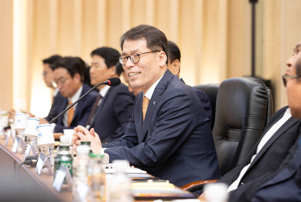 진은 23일 안양과천상공회의소에서 열린 중소기업 현장 간담회에서 김성태 IBK기업은행장이 중소기업 대표들과 대화 하고 있는 모습