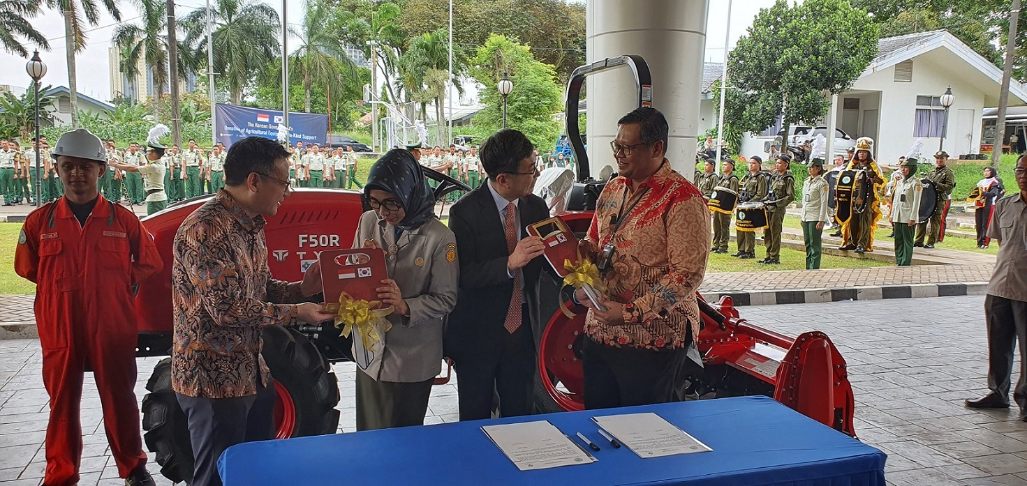 TYM은 4월 21일 인도네시아에 위치한 농업전문기술대학 PEPI에서 트랙터 기증식을 진행했다.