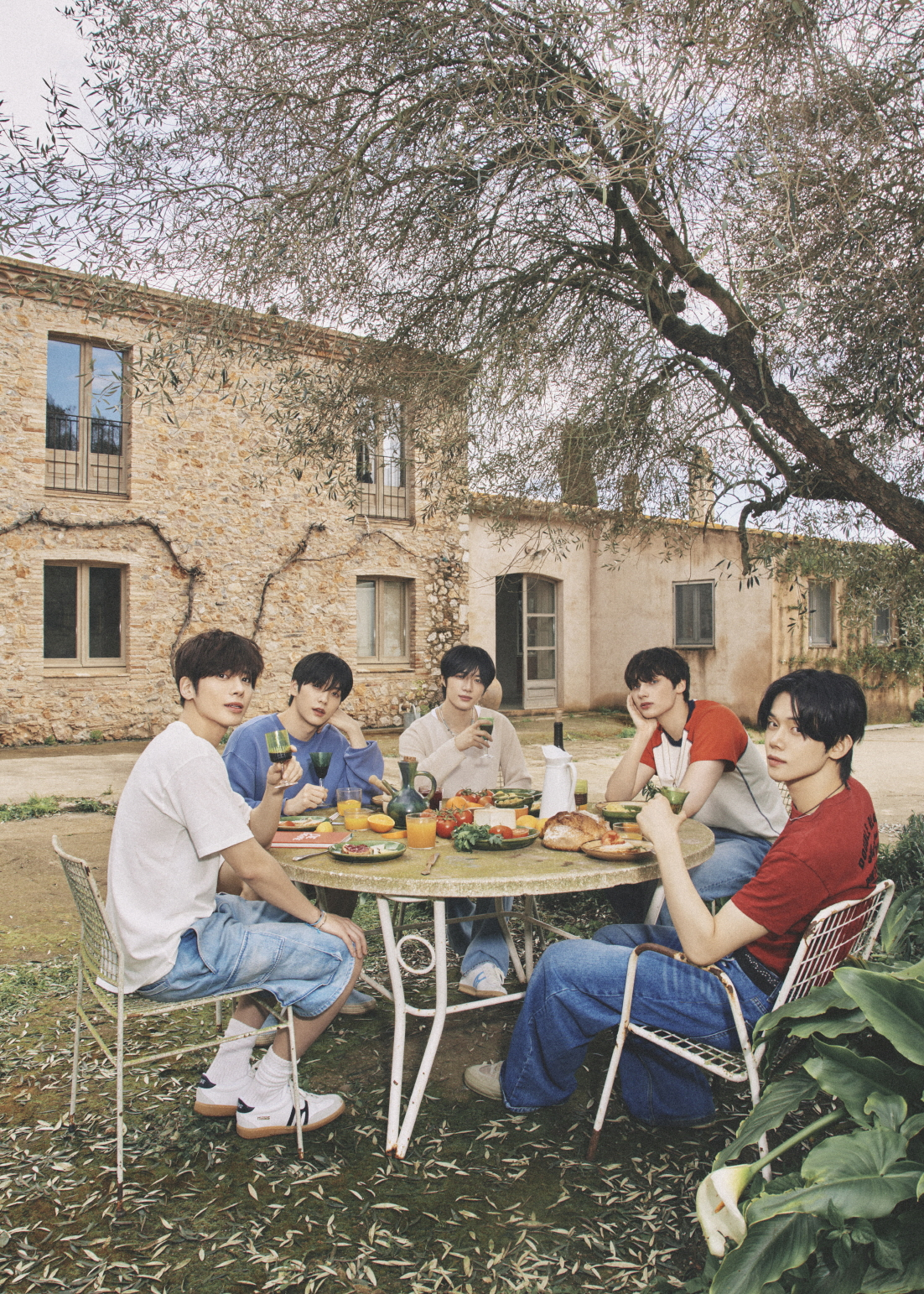 투모로우바이투게더, ‘Love Language’ 첫 번째 콘셉트 포토 공개…이국적인 풍광 속 여유 즐기는 멤버들