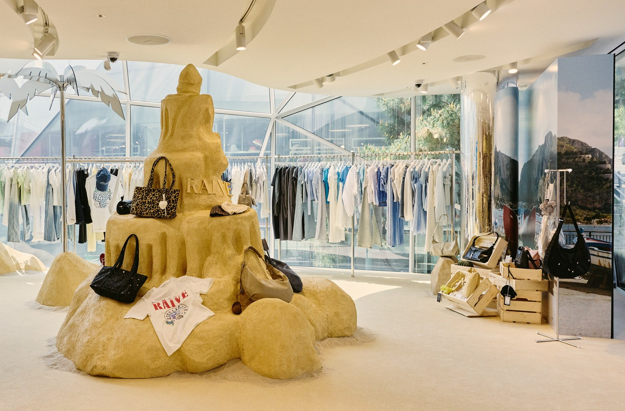 레이브, 한남동에 플래그십 스토어 & 팝업스토어 ‘NEWSPLASH CLUB’ 열어