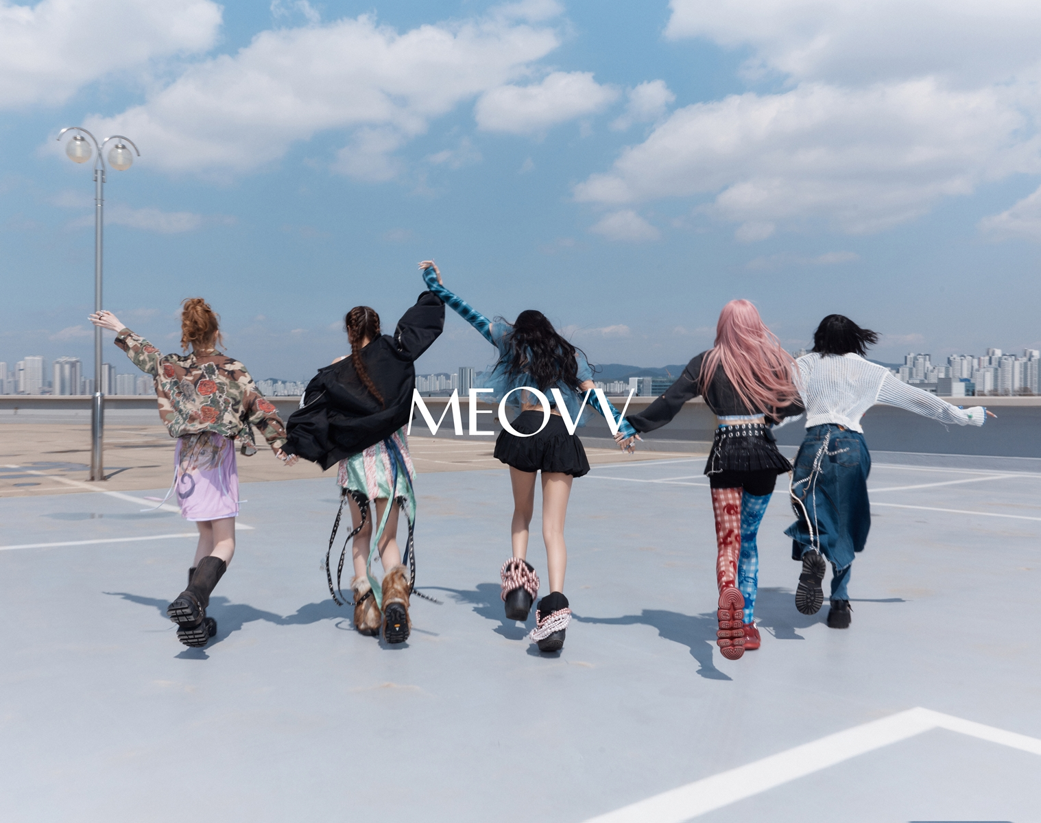 MEOVV(미야오), 타이틀곡 ‘DROP TOP’ 두 번째 콘셉트 포토 공개…‘청량함 가득’