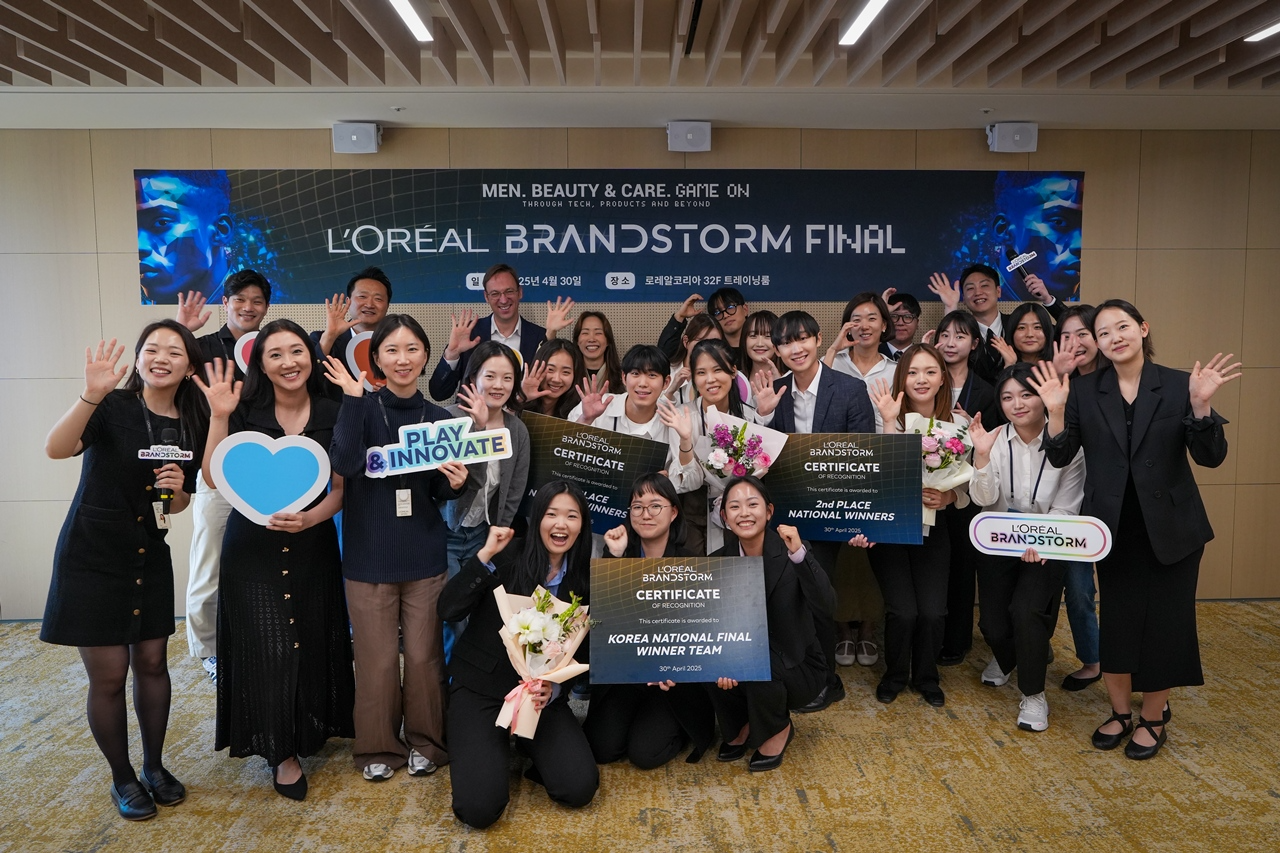 '2025 로레알 브랜드스톰 국내 결선 최종 우승을 차지한 ‘헤어리 스타일즈’ 팀을 비롯한 참가자들과 심사위원으로 참석한 로레알코리아 임원진들이 함께 포토타임을 갖고 있다.