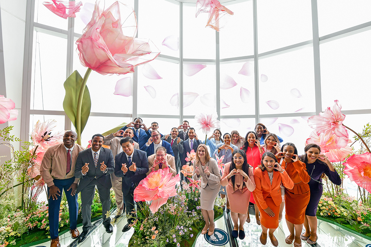 하나님의 교회 82차 해외성도방문단으로 유럽, 북미, 남미 등지에서 방한한 외국인들이 6일 롯데월드타워 서울스카이 전망대에 올랐다. 아시아 최고 높이에서 아슬아슬한 즐거움을 만끽했다.