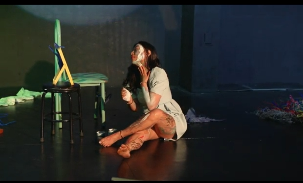 사진설명=신은주 퍼포먼스 <예술적인 너무나 예술적인>의 한 장면