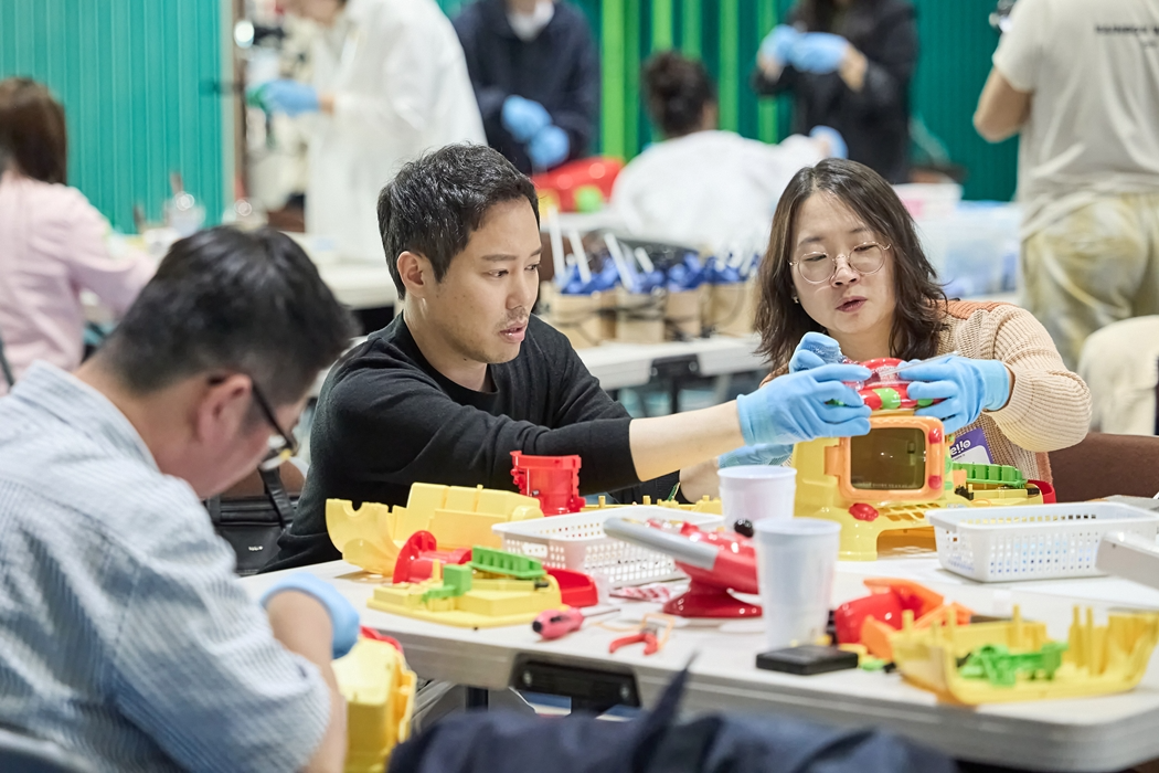 로레알코리아, ‘시티즌데이’ 맞아 폐장난감 분해 및 대형 벽화 작업 실시