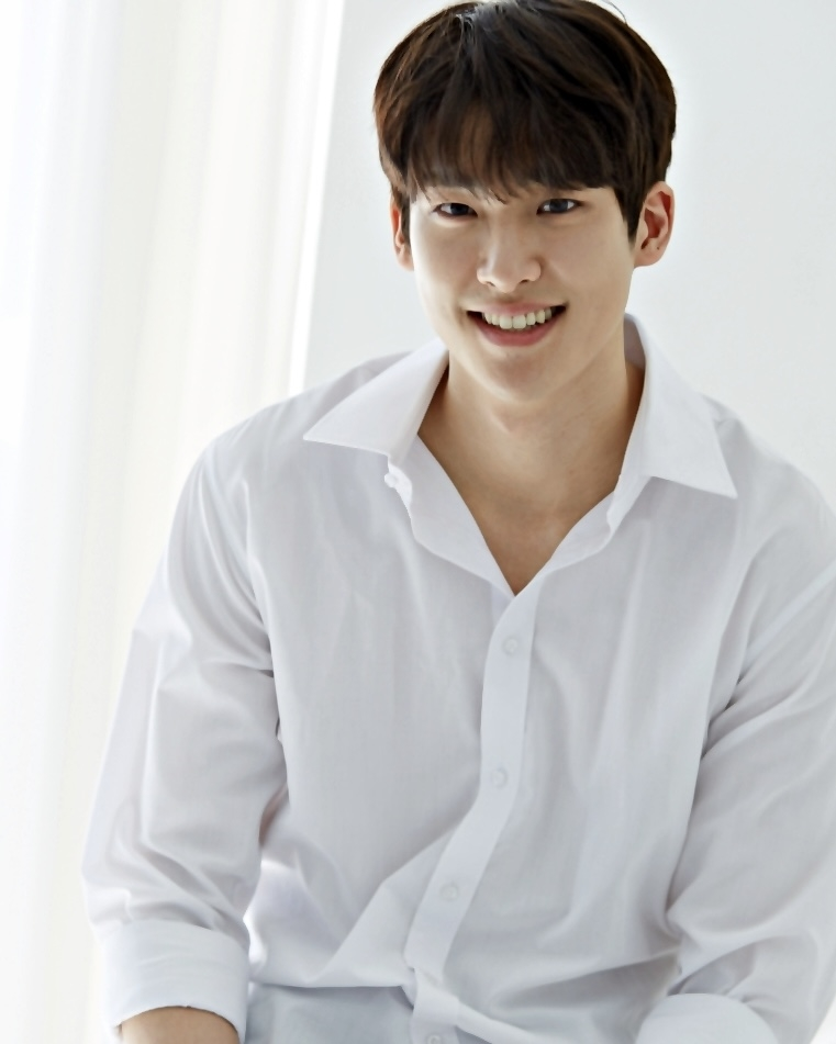 한승원, 팬스타즈컴퍼니와 전속계약 체결…2025 활발 활동 예고