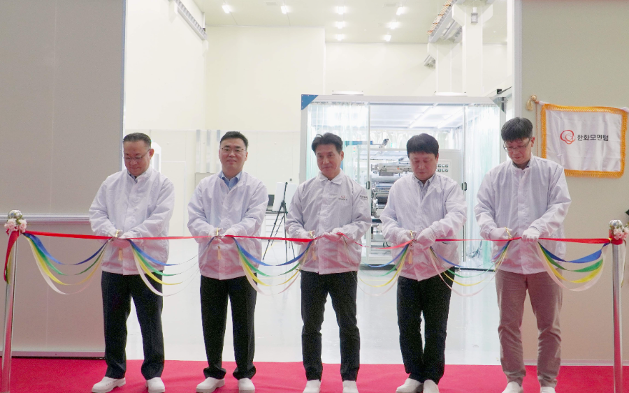 류양식 한화모멘텀 대표(가운데)를 비롯해 (왼쪽부터)이창호 기획실장, 류희연 R&D센터장, 안우성 영업마케팅실장, 유도근 경영지원실장이 이차전지 R&D센터 공정 연구소 현판식 행사에 참여하고 있다.