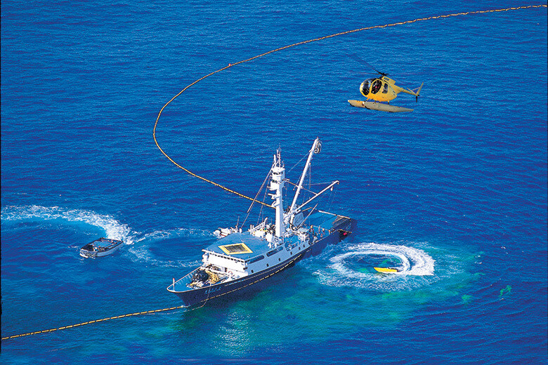 동원산업의 원양어섭이 조업을 위해 선망 작업을 하고 있다. 동원산업 제공