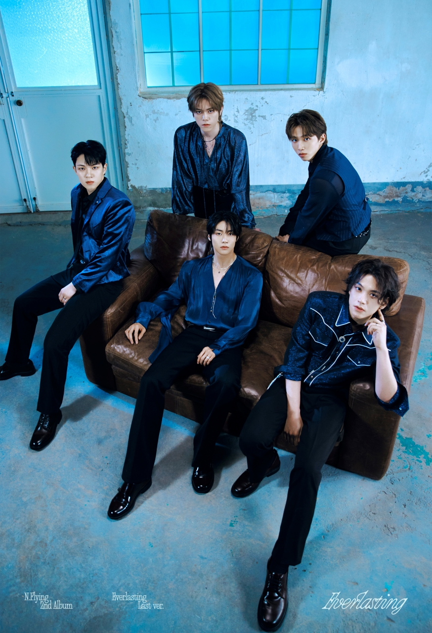 엔플라잉, 정규 2집 두 번째 단체 재킷 포스터 공개…‘깊은 눈빛+성숙한 매력’