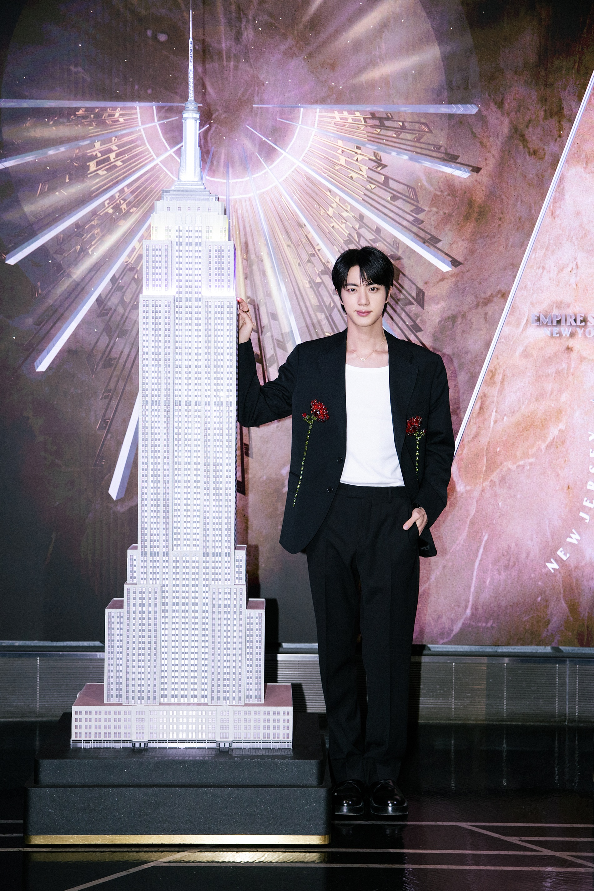 BTS 진, 미니 2집 키 컬러로 물든 뉴욕 엠파이어 스테이트 빌딩…“꿈과 메시지 울려 퍼지길”