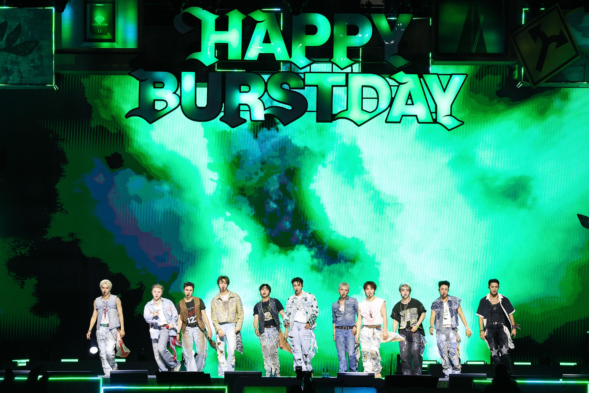 ‘떼창 터졌다’ 세븐틴, 잠수교 공연서 ‘THUNDER’ 무대 깜짝 선공개…12곡 몰아친 격정적 공연